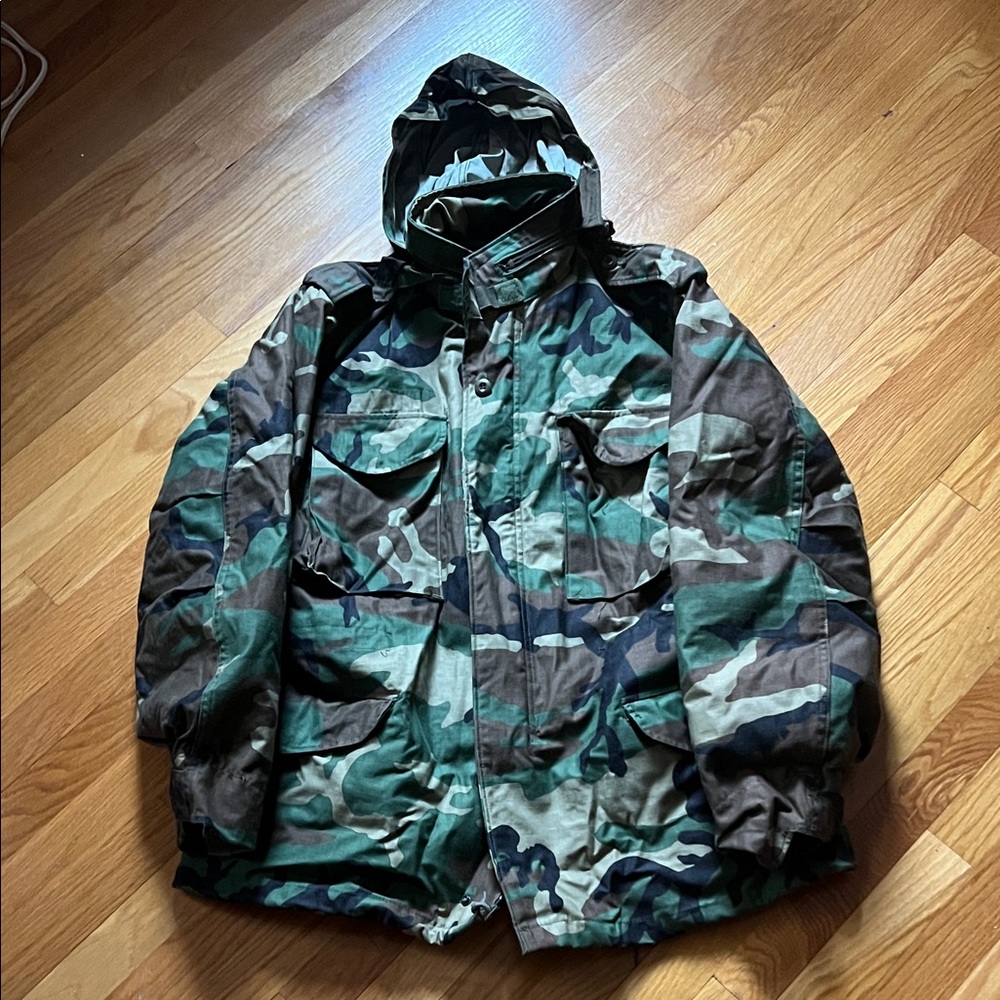 Military Camo Hooded Jacket with removable quilted lining. Size Medium Reg